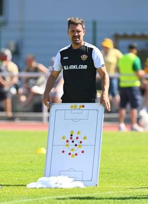 Trainer Thomas Stamm an der Taktiktafel, Taktik, SG Dynamo Dresden, Training, Fußball, Fussball, 2. Bundesiga, Zweite Liga, 2. Liga, Saison 2025 2026, Trainingsauftakt, Start in die Saison, auf dem Sportplatz des TSV Cossebaude, 22.06.2025, *** Coach Thomas Stamm at the tactics board, tactics, SG Dynamo Dresden, training, soccer, soccer, 2 Bundesliga, second league, 2 Liga, season 2025 2026, training kick-off, start of the season, on the sports field of TSV Cossebaude, 22 06 2025,