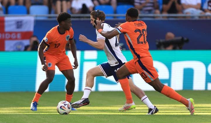 Alex Scott of England Under 21 and Antoni Milambo of Netherlands U21, U 21 in action England U21 v Netherlands U21, UEFA U21 Championship, Semi-Final, National Football Stadium, Bratislava, Slovakia - 25 Jun 2025Bratislava National Football Stadium Slovakia  Copyright: xNikolaxKrstic Shutterstockx 15373680z