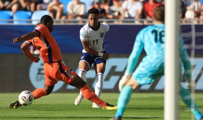 Omari Hutchinson of England Under 21 gets a cross in England U21, U 21 v Netherlands U21, UEFA U21 Championship, Semi-Final, National Football Stadium, Bratislava, Slovakia - 25 Jun 2025Bratislava National Football Stadium Slovakia  Copyright: xNikolaxKrstic Shutterstockx 15373680ab