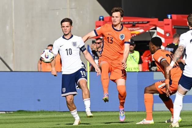 BRATISLAVA - (l-r) James McAtee of England U21, U 21 Rav van den Berg of Holland U21 at the National Football Stadium during the under-21 European Championship, EM, Europameisterschaft semifinal between Young England and Young Oranje. ANP xVIxANPxSportx xxANPxIVx 530482359 originalFilename: 530482359.jpg