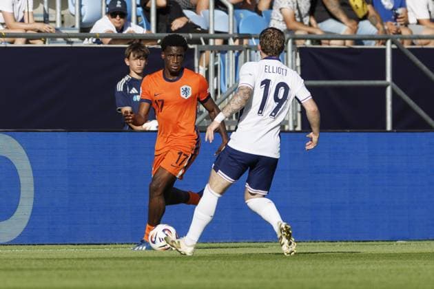 BRATISLAVA , 25-06-2025 , Football stadium Tehelne pole. Narodny football stadium , UEFA U21, U 21 Euro2025 , semi-final , England U21 - Netherlands U21. (L-R) Netherlands U21 player Ernest Poku, England U21 player Harvey Elliott England U21 - Netherlands U21  x29893202x Copyright: