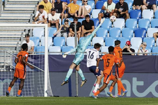 BRATISLAVA , 25-06-2025 , Football stadium Tehelne pole. Narodny football stadium , UEFA U21, U 21 Euro2025 , semi-final , England U21 - Netherlands U21. Netherlands U21 goalkeeper Robin Roefs England U21 - Netherlands U21  x29893246x Copyright: