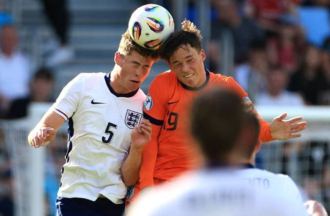 Charlie Cresswell of England Under 21 and Thom Van Bergen of Netherlands U21, U 21 in action England U21 v Netherlands U21, UEFA U21 Championship, Semi-Final, National Football Stadium, Bratislava, Slovakia - 25 Jun 2025Bratislava National Football Stadium Slovakia  Copyright: xNikolaxKrstic Shutterstockx 15373680an