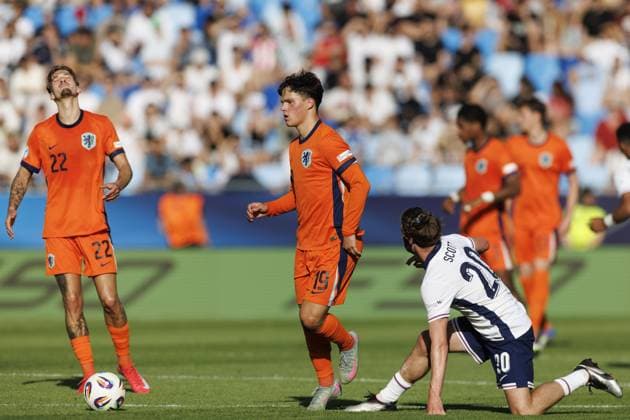 BRATISLAVA , 25-06-2025 , Football stadium Tehelne pole. Narodny football stadium , UEFA U21, U 21 Euro2025 , semi-finals , England U21 - Netherlands U21. (L-R) Netherlands U21 player Thom Van Bergen, England U21 player Alex Scott England U21 - Netherlands U21  x29893337x Copyright: