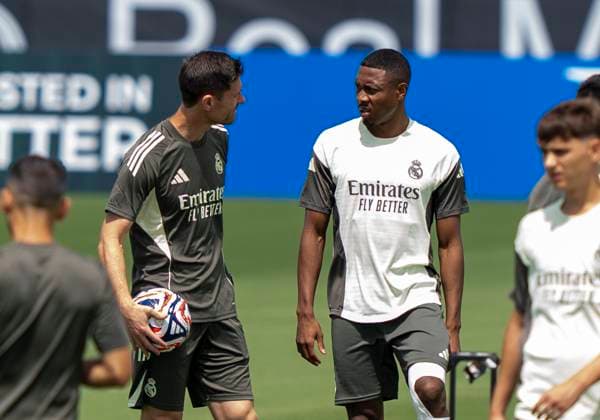 Xabi Alonso (Real Madrid, Headcoach, Coach) im Gespräch mit David Alaba (Real Madrid, 4) FIFA Club World Cup: Training Real Madrid 25.06.2025, FIFA Club World Cup: Training Real Madrid in Gardens North County District Park (TBCTS), Palm Beach Gardens, Florida, USA *** Xabi Alonso Real Madrid, Headcoach, Coach in conversation with David Alaba Real Madrid, 4 FIFA Club World Cup Training Real Madrid 25 06 2025, FIFA Club World Cup Training Real Madrid in Gardens North County District Park TBCTS , Palm Beach Gardens, Florida, USA Copyright: HMBxMedia xMarcoxBader