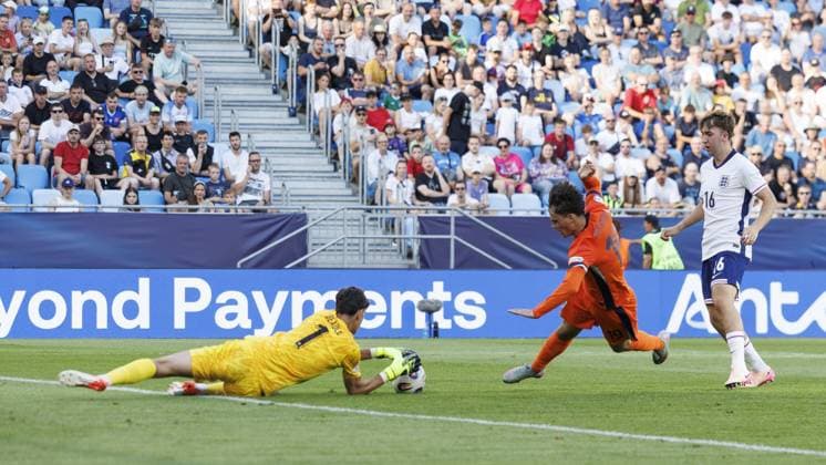BRATISLAVA , 25-06-2025 , Football stadium Tehelne pole. Narodny football stadium , UEFA U21, U 21 Euro2025 , semi-finals , England U21 - Netherlands U21. kr England U21 goalkeeper James Beadle, Netherlands U21 player Thom Van Bergen, England U21 player Jack Hinshelwood England U21 - Netherlands U21  x29893375x Copyright: