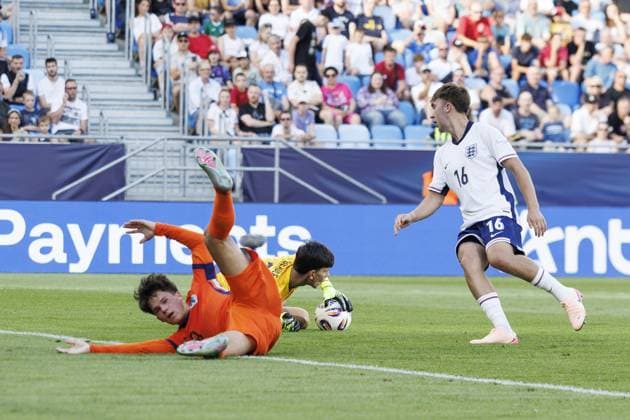 BRATISLAVA , 25-06-2025 , Football stadium Tehelne pole. Narodny football stadium , UEFA U21, U 21 Euro2025 , semi-finals , England U21 - Netherlands U21. (L-R) Netherlands U21 player Thom Van Bergen, England U21 goalkeeper James Beadle, England U21 player Jack Hinshelwood England U21 - Netherlands U21  x29893376x Copyright: