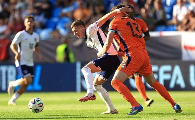 Jay Stansfield of England Under 21 holds off Rav van den Berg of Netherlands U21, U 21 England U21 v Netherlands U21, UEFA U21 Championship, Semi-Final, National Football Stadium, Bratislava, Slovakia - 25 Jun 2025Bratislava National Football Stadium Slovakia  Copyright: xNikolaxKrstic Shutterstockx 15373680bo