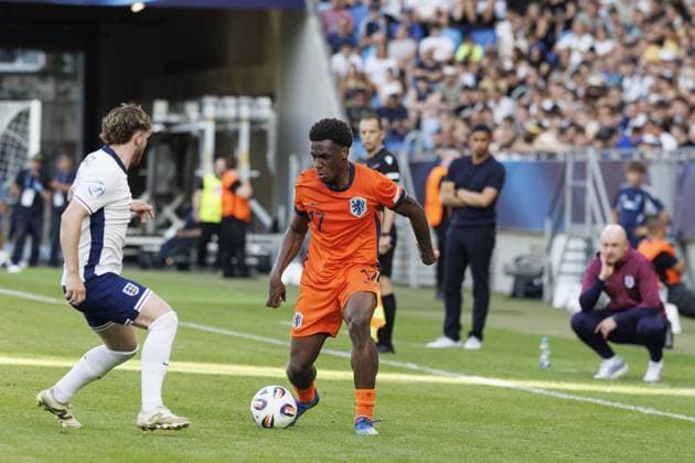 BRATISLAVA , 25-06-2025 , Football stadium Tehelne pole. Narodny football stadium , UEFA U21, U 21 Euro2025 , semi-finals , England U21 - Netherlands U21. (L-R) England U21 player Harvey Elliott, Netherlands U21 player Ernest Poku England U21 - Netherlands U21  x29893420x Copyright: