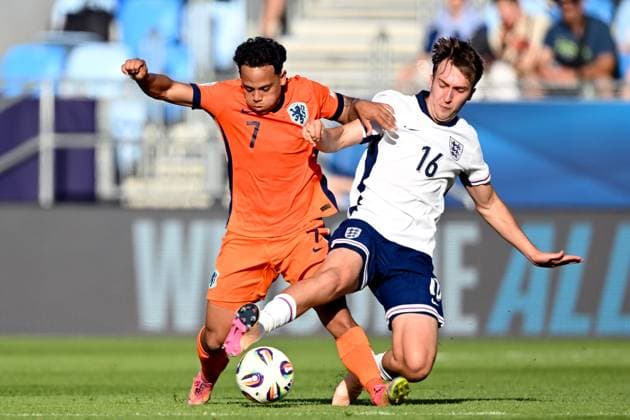 BRATISLAVA - (l-r) Milion Manhoef of Holland U21, U 21 Jack Hinshelwood of England U21 at the National Football Stadium during the under-21 European Championship, EM, Europameisterschaft semifinal between Young England and Young Orange. ANP xVIxANPxSportx xxANPxIVx 530483938 originalFilename: 530483938.jpg