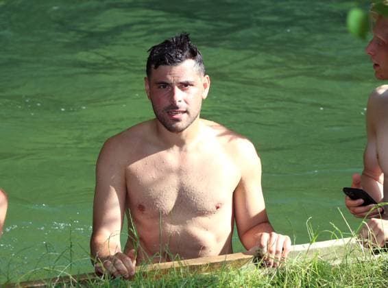 Sport Bilder des Tages Fussball, Herren, 3.Liga, Saison 2025 2026, TSV 1860 München, Baden im Auer Mühlbach Eine Abkühlung nach dem Training im Auer-Mühlbach, hier im Bild Kevin Volland (TSV 1860 München) Kopf, Oberkörper im wasser *** Football, Men, 3 Liga, Season 2025 2026, TSV 1860 Munich, Bathing in the Auer Mühlbach A cooling off after training in the Auer Mühlbach, here in the picture Kevin Volland TSV 1860 Munich head, upper body in the water