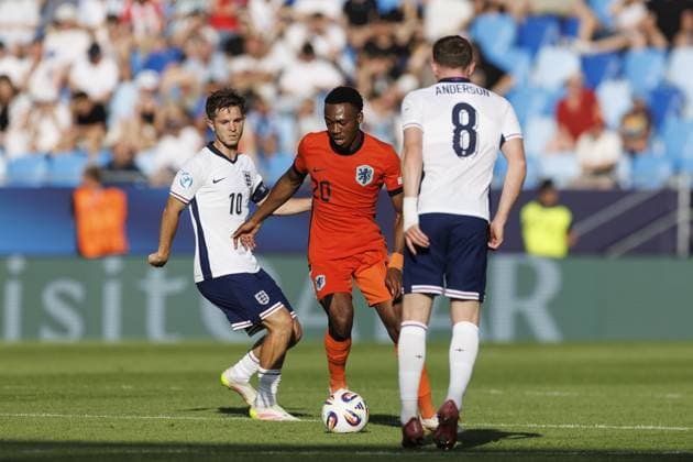 BRATISLAVA , 25-06-2025 , Football stadium Tehelne pole. Narodny football stadium , UEFA U21, U 21 Euro2025 , semi-finals , England U21 - Netherlands U21. (L-R) England U21 player James McAtee, Netherlands U21 player Antoni Milambo, England U21 player Elliot Anderson England U21 - Netherlands U21  x29893675x Copyright: