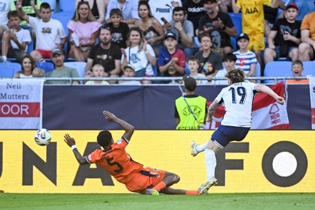 Sport Bilder des Tages BRATISLAVA - (l-r) Ian Maatsen of Holland U21, U 21 Harvey Elliot of England U21 score 1-0 at the National Football Stadium during the under-21 European Championship, EM, Europameisterschaft semifinal between Young England and Young Oranje. ANP xVIxANPxSportx xxANPxIVx 530485782 originalFilename: 530485782.jpg