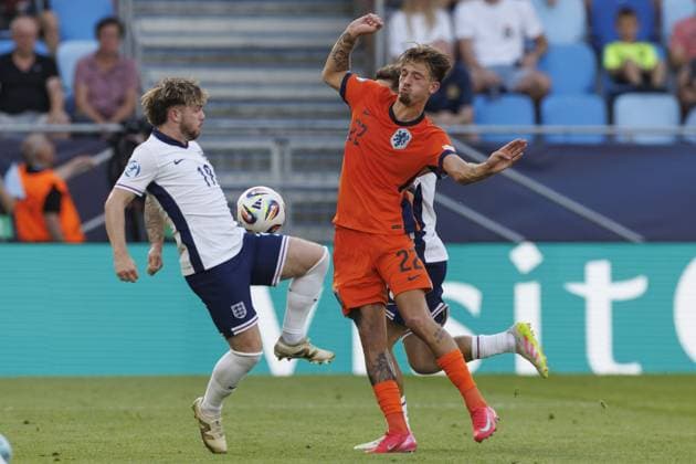 BRATISLAVA , 25-06-2025 , Football stadium Tehelne pole. Narodny football stadium , UEFA U21, U 21 Euro2025 , semi-finals , England U21 - Netherlands U21. (L-R) England U21 player Harvey Elliott, Netherlands U21 player Luciano Valente England U21 - Netherlands U21  x29893706x Copyright: