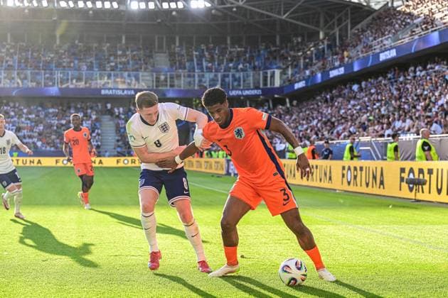 BRATISLAVA - (l-r Elliot Anderson of England U21, U 21 Ryan Flamingo of Holland U21 at the National Football Stadium during the under-21 European Championship, EM, Europameisterschaft semifinal between Young England and Young Oranje. ANP xVIxANPxSportx xxANPxIVx 530486268 originalFilename: 530486268.jpg