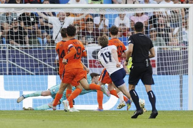 BRATISLAVA , 25-06-2025 , Football stadium Tehelne pole. Narodny football stadium , UEFA U21, U 21 Euro2025 , semi-finals , England U21 - Netherlands U21. England U21 player Harvey Elliott scores the goal 2-1 England U21 - Netherlands U21  x29893746x Copyright: