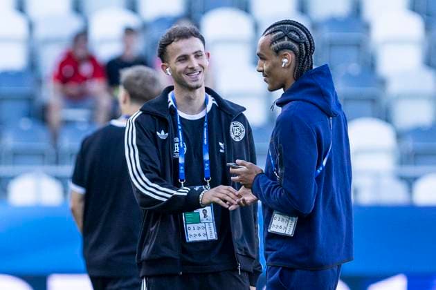 UEFA U21, U 21 Europameisterschaft, Halbfinale: Deutschland - Frankreich; 25.06.2025 Max Rosenfelder (Deutschland, 5) begrüsst Kiliann Sildillia (Frankreich, 5) bei der UEFA U21-Europameisterschaft vor dem Halbfinalspiel Deutschland - Frankreich, am 25.06.2025, Kosice Football Arena, Kosice, Slowakei Copyright: xBEAUTIFULxSPORTS Meuselx