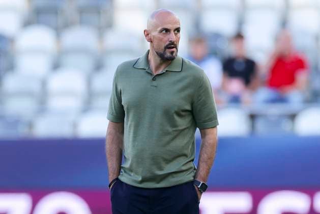 Bundestrainer Antonio Di Salvo (Germany) schaut enttaeuscht, UEFA European Under-21 Championship 2025 Semi-Final, Germany v France, KoÅ¡icka futbalova arÃ na am 25. June 2025 in Kaschau, Slowakei. (Foto von Marco Steinbrenner DeFodi Images) Bundestrainer Antonio Di Salvo (Germany) looks dejected, UEFA European Under-21 Championship 2025 Semi-Final, Germany v France, KoÅ¡icka futbalova arÃ na, June 25, 2025 in KoÅ¡ice, Slovakia. (Photo by Marco Steinbrenner DeFodi Images)