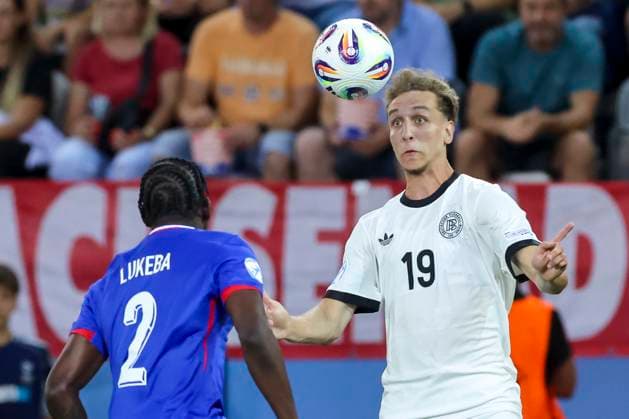 Castello Lukeba (France) und Nelson Weiper (Germany) kaempfen um den Ball, UEFA European Under-21 Championship 2025 Semi-Final, Germany v France, KoÅ¡icka futbalova arÃ na am 25. June 2025 in Kaschau, Slowakei. (Foto von Marco Steinbrenner DeFodi Images) Castello Lukeba (France) und Nelson Weiper (Germany) battle for the ball, UEFA European Under-21 Championship 2025 Semi-Final, Germany v France, KoÅ¡icka futbalova arÃ na, June 25, 2025 in KoÅ¡ice, Slovakia. (Photo by Marco Steinbrenner DeFodi Images)