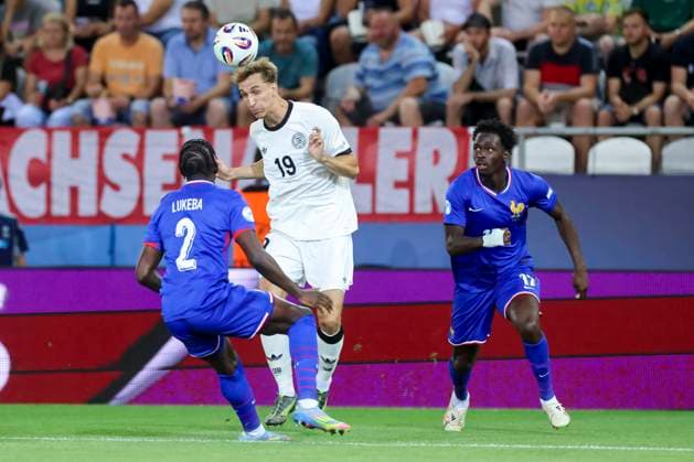 Castello Lukeba (France), Nelson Weiper (Germany) und Soungoutou Magassa (France) kaempfen um den Ball, UEFA European Under-21 Championship 2025 Semi-Final, Germany v France, KoÅ¡icka futbalova arÃ na am 25. June 2025 in Kaschau, Slowakei. (Foto von Marco Steinbrenner DeFodi Images) Castello Lukeba (France), Nelson Weiper (Germany) und Soungoutou Magassa (France) battle for the ball, UEFA European Under-21 Championship 2025 Semi-Final, Germany v France, KoÅ¡icka futbalova arÃ na, June 25, 2025 in KoÅ¡ice, Slovakia. (Photo by Marco Steinbrenner DeFodi Images)
