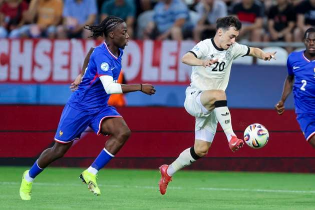 Ismael Doukoure (France) und Paul Nebel (Germany) kaempfen um den Ball, UEFA European Under-21 Championship 2025 Semi-Final, Germany v France, KoÅ¡icka futbalova arÃ na am 25. June 2025 in Kaschau, Slowakei. (Foto von Marco Steinbrenner DeFodi Images) Ismael Doukoure (France) und Paul Nebel (Germany) battle for the ball, UEFA European Under-21 Championship 2025 Semi-Final, Germany v France, KoÅ¡icka futbalova arÃ na, June 25, 2025 in KoÅ¡ice, Slovakia. (Photo by Marco Steinbrenner DeFodi Images)