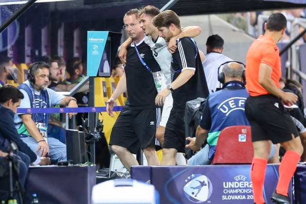Sport Bilder des Tages Max Rosenfelder (Germany) verlaesst verletzt den Platz und geht in die Kabine, UEFA European Under-21 Championship 2025 Semi-Final, Germany v France, KoÅ¡icka futbalova arÃ na am 25. June 2025 in Kaschau, Slowakei. (Foto von Marco Steinbrenner DeFodi Images) Max Rosenfelder (Germany) leaves the pitch injured and goes into the dressing room, UEFA European Under-21 Championship 2025 Semi-Final, Germany v France, KoÅ¡icka futbalova arÃ na, June 25, 2025 in KoÅ¡ice, Slovakia. (Photo by Marco Steinbrenner DeFodi Images)