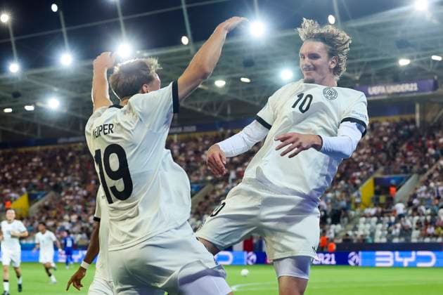Sport Bilder des Tages Nick Woltemade (Germany) bejubelt seinen Treffer zum 2:0 mit Nelson Weiper (Germany), UEFA European Under-21 Championship 2025 Semi-Final, Germany v France, KoÅ¡icka futbalova arÃ na am 25. June 2025 in Kaschau, Slowakei. (Foto von Marco Steinbrenner DeFodi Images) Nick Woltemade (Germany) celebrates after scoring his teams second goal with Nick Woltemade (Germany), UEFA European Under-21 Championship 2025 Semi-Final, Germany v France, KoÅ¡icka futbalova arÃ na, June 25, 2025 in KoÅ¡ice, Slovakia. (Photo by Marco Steinbrenner DeFodi Images)