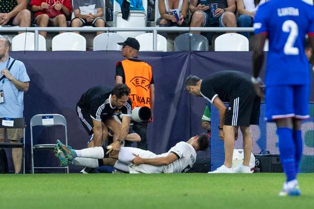 UEFA U21, U 21 Europameisterschaft, Halbfinale: Deutschland - Frankreich; 25.06.2025 Max Rosenfelder (Deutschland, 5) muss verletzt ausgewechselt werden bei der UEFA U21-Europameisterschaft im Halbfinalspiel Deutschland - Frankreich, am 25.06.2025, Kosice Football Arena, Kosice, Slowakei Copyright: xBEAUTIFULxSPORTS Meuselx