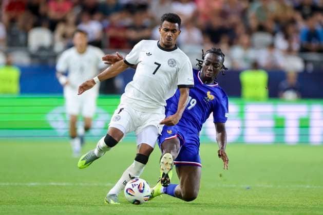 Ansgar Knauff (Germany) und Ismael Doukoure (France) kaempfen um den Ball, UEFA European Under-21 Championship 2025 Semi-Final, Germany v France, KoÅ¡icka futbalova arÃ na am 25. June 2025 in Kaschau, Slowakei. (Foto von Marco Steinbrenner DeFodi Images) Ansgar Knauff (Germany) und Ismael Doukoure (France) battle for the ball, UEFA European Under-21 Championship 2025 Semi-Final, Germany v France, KoÅ¡icka futbalova arÃ na, June 25, 2025 in KoÅ¡ice, Slovakia. (Photo by Marco Steinbrenner DeFodi Images)