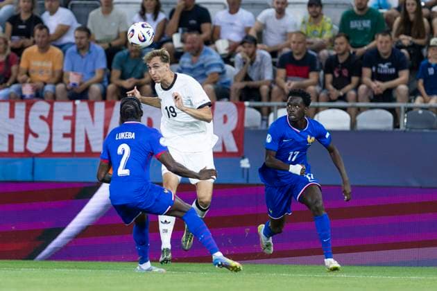 UEFA U21, U 21 Europameisterschaft, Halbfinale: Deutschland - Frankreich; 25.06.2025 Nelson Weiper (Deutschland, 19), Castello Lukeba (Frankreich, 2), Soungoutou Magassa (Frankreich, 17) bei der UEFA U21-Europameisterschaft im Halbfinalspiel Deutschland - Frankreich, am 25.06.2025, Kosice Football Arena, Kosice, SlowakeiNelson Weiper (Deutschland, 19), Castello Lukeba (Frankreich, 2), Soungoutou Magassa (Frankreich, 17) Copyright: xBEAUTIFULxSPORTS Meuselx