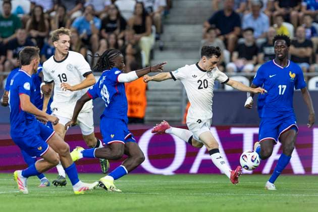 UEFA U21, U 21 Europameisterschaft, Halbfinale: Deutschland - Frankreich; 25.06.2025 Paul Nebel (Deutschland, 20), Ismael Doukoure (Frankreich, 19), Soungoutou Magassa (Frankreich, 17) bei der UEFA U21-Europameisterschaft im Halbfinalspiel Deutschland - Frankreich, am 25.06.2025, Kosice Football Arena, Kosice, Slowakei Copyright: xBEAUTIFULxSPORTS Meuselx