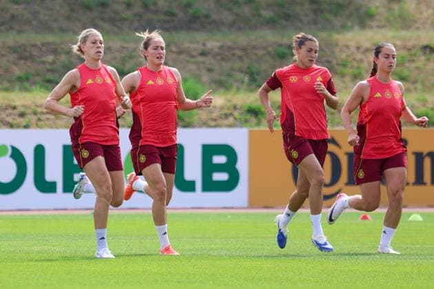 Herzogenaurach, Deutschland 23. Juni 2025: DFB - Fußball-Frauen-Nationalmannschaft - EM-Trainingslager I - medienoffenes Training Im Bild: v.li Rebecca Knaak (Deutschland), Sydney Lohmann (Deutschland), Carlotta Wamser (Deutschland) und Sara Däbritz Daebritz (Deutschland) beim Training in Herzogenaurach Adi-Dassler-Stadion Bayern Copyright: xFotostandx xFantinix