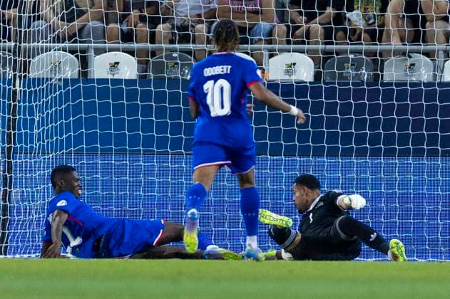 Sport Bilder des Tages UEFA U21, U 21 Europameisterschaft, Halbfinale: Deutschland - Frankreich; 25.06.2025 Noah Atubolu (Deutschland, 1) pariert gegen Thierno Barry (Frankreich, 22) bei der UEFA U21-Europameisterschaft im Halbfinalspiel Deutschland - Frankreich, am 25.06.2025, Kosice Football Arena, Kosice, Slowakei Copyright: xBEAUTIFULxSPORTS Meuselx