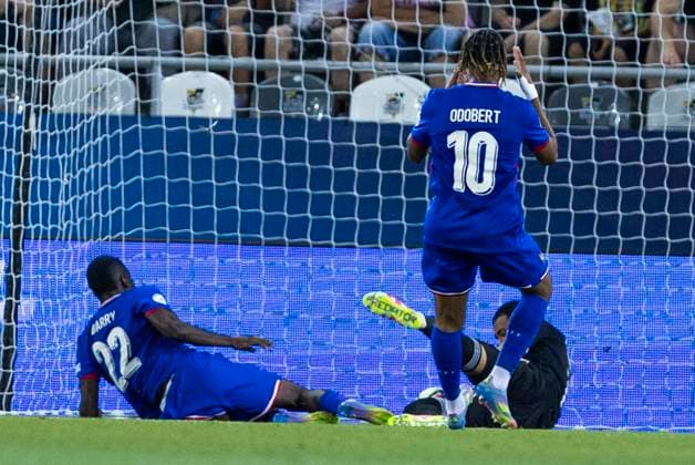 UEFA U21, U 21 Europameisterschaft, Halbfinale: Deutschland - Frankreich; 25.06.2025 Noah Atubolu (Deutschland, 1) pariert gegen Thierno Barry (Frankreich, 22) bei der UEFA U21-Europameisterschaft im Halbfinalspiel Deutschland - Frankreich, am 25.06.2025, Kosice Football Arena, Kosice, Slowakei Copyright: xBEAUTIFULxSPORTS Meuselx
