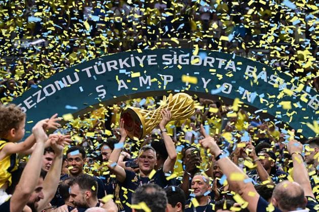 Sport Themen der Woche KW26 Sport Bilder des Tages Fenerbahce Beko v Besiktas Fibabanka - Basketball Super League ISTANBUL, TURKIYE - JUNE 25: Players and head coach of Fenerbahce Beko celebrate as they win the Basketball Super League after beating Besiktas Fibabanka on the play-off final series at Ulker Sports Arena in Istanbul, Turkiye on June 25, 2025. Fenerbahçe Beko received its trophy at a ceremony organized after the game. Serhat Cagdas Anadolu Istanbul Turkey. Editorial use only. Please get in touch for any other usage.  Copyright: x2025xAnadoluxSerhatxCagdasx