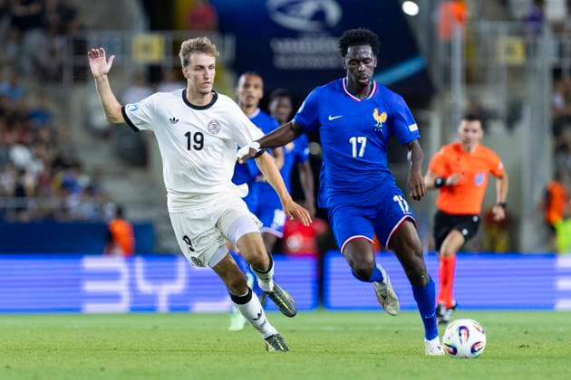 UEFA U21, U 21 Europameisterschaft, Halbfinale: Deutschland - Frankreich; 25.06.2025 Nelson Weiper (Deutschland, 19), Soungoutou Magassa (Frankreich, 17) bei der UEFA U21-Europameisterschaft im Halbfinalspiel Deutschland - Frankreich, am 25.06.2025, Kosice Football Arena, Kosice, Slowakei Copyright: xBEAUTIFULxSPORTS Meuselx