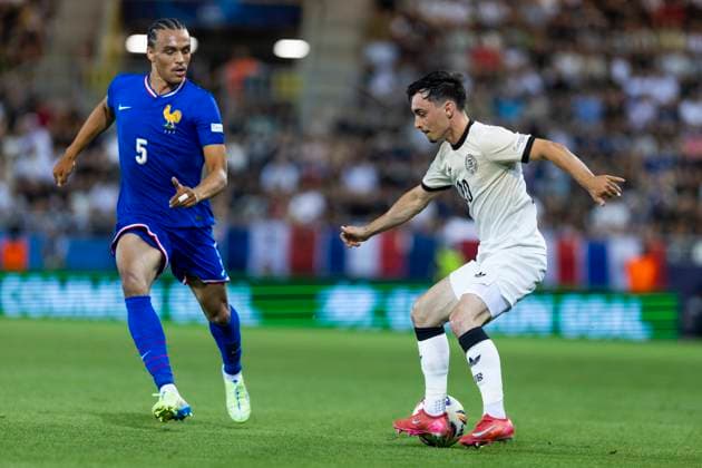 UEFA U21, U 21 Europameisterschaft, Halbfinale: Deutschland - Frankreich; 25.06.2025 Paul Nebel (Deutschland, 20), Kiliann Sildillia (Frankreich, 5) bei der UEFA U21-Europameisterschaft im Halbfinalspiel Deutschland - Frankreich, am 25.06.2025, Kosice Football Arena, Kosice, Slowakei Copyright: xBEAUTIFULxSPORTS Meuselx
