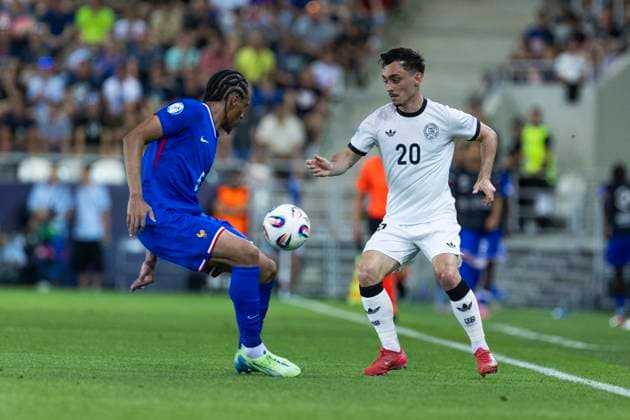 UEFA U21, U 21 Europameisterschaft, Halbfinale: Deutschland - Frankreich; 25.06.2025 Paul Nebel (Deutschland, 20), Kiliann Sildillia (Frankreich, 5) bei der UEFA U21-Europameisterschaft im Halbfinalspiel Deutschland - Frankreich, am 25.06.2025, Kosice Football Arena, Kosice, Slowakei Copyright: xBEAUTIFULxSPORTS Meuselx