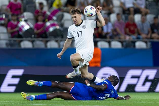 UEFA U21, U 21 Europameisterschaft, Halbfinale: Deutschland - Frankreich; 25.06.2025 Brajan Gruda (Deutschland, 17), Castello Lukeba (Frankreich, 2) bei der UEFA U21-Europameisterschaft im Halbfinalspiel Deutschland - Frankreich, am 25.06.2025, Kosice Football Arena, Kosice, Slowakei Copyright: xBEAUTIFULxSPORTS Meuselx