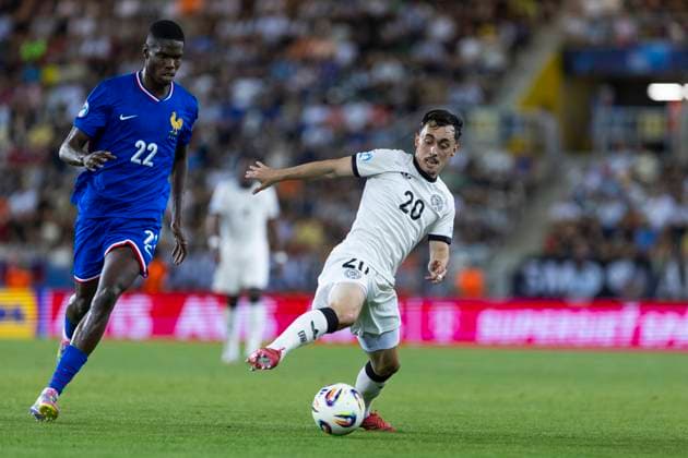 UEFA U21, U 21 Europameisterschaft, Halbfinale: Deutschland - Frankreich; 25.06.2025 Paul Nebel (Deutschland, 20), Thierno Barry (Frankreich, 22) bei der UEFA U21-Europameisterschaft im Halbfinalspiel Deutschland - Frankreich, am 25.06.2025, Kosice Football Arena, Kosice, Slowakei Copyright: xBEAUTIFULxSPORTS Meuselx