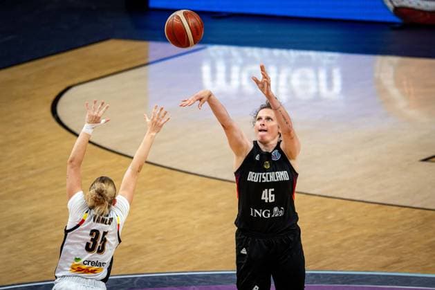 Basketball Piräus 25.06.2025 FIBA Women™s Eurobasket 2025 Viertelfinale Belgien (BEL) - Deutschland (GER) Romy Bär (Deutschland, No.46) Jukie VANLOO (Belgien, No.35)