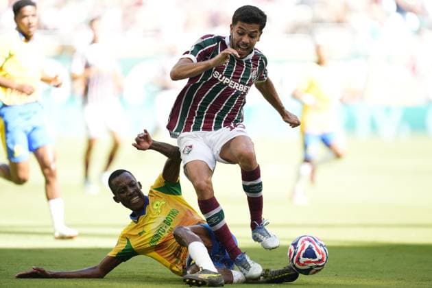 Mamelodi Sundowns v Fluminense - FIFA Club World Cup 2025 MIAMI GARDENS, FLORIDA - JUNE 25: Divine Lunga left-back of Mamelodi Sundowns and Zimbabwe and Nonato central midfield of Fluminense and Brazil compete for the ball during the FIFA Club World Cup 2025 group F match between Mamelodi Sundowns FC and Fluminense FC at Hard Rock Stadium on June 25, 2025 in Miami Gardens, Florida. Jose Hernandez Anadolu Florida United States. Editorial use only. Please get in touch for any other usage.  Copyright: x2025xAnadoluxJosexHernandezx