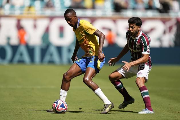 Mamelodi Sundowns v Fluminense - FIFA Club World Cup 2025 MIAMI GARDENS, FLORIDA - JUNE 25: Divine Lunga left-back of Mamelodi Sundowns and Zimbabwe and Nonato central midfield of Fluminense and Brazil compete for the ball during the FIFA Club World Cup 2025 group F match between Mamelodi Sundowns FC and Fluminense FC at Hard Rock Stadium on June 25, 2025 in Miami Gardens, Florida. Jose Hernandez Anadolu Florida United States. Editorial use only. Please get in touch for any other usage.  Copyright: x2025xAnadoluxJosexHernandezx