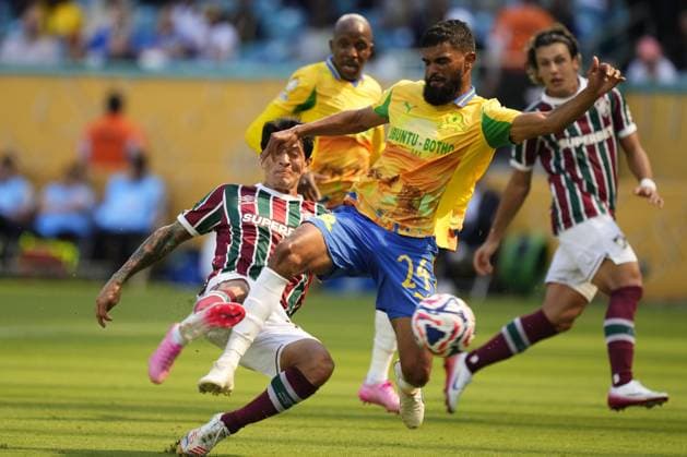 Mamelodi Sundowns v Fluminense - FIFA Club World Cup 2025 MIAMI GARDENS, FLORIDA - JUNE 25: German Cano centre-forward of Fluminense and Argentina and Terrence Mashego left-back of Mamelodi Sundowns and South Africa compete for the ball during the FIFA Club World Cup 2025 group F match between Mamelodi Sundowns FC and Fluminense FC at Hard Rock Stadium on June 25, 2025 in Miami Gardens, Florida. Jose Hernandez Anadolu Florida United States. Editorial use only. Please get in touch for any other usage.  Copyright: x2025xAnadoluxJosexHernandezx