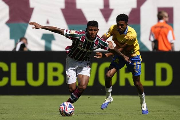 Mamelodi Sundowns v Fluminense - FIFA Club World Cup 2025 MIAMI GARDENS, FLORIDA - JUNE 25: Hercules central midfield of Fluminense and Brazil andTashreeq Matthews left winger of Mamelodi Sundowns and South Africa compete for the ball during the FIFA Club World Cup 2025 group F match between Mamelodi Sundowns FC and Fluminense FC at Hard Rock Stadium on June 25, 2025 in Miami Gardens, Florida. Jose Hernandez Anadolu Florida United States. Editorial use only. Please get in touch for any other usage.  Copyright: x2025xAnadoluxJosexHernandezx