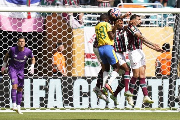 Mamelodi Sundowns v Fluminense - FIFA Club World Cup 2025 MIAMI GARDENS, FLORIDA - JUNE 25: Peter Shalulile centre-forward of Mamelodi Sundowns and Namibia surrounded by Flamengo players during the FIFA Club World Cup 2025 group F match between Mamelodi Sundowns FC and Fluminense FC at Hard Rock Stadium on June 25, 2025 in Miami Gardens, Florida. Jose Hernandez Anadolu Florida United States. Editorial use only. Please get in touch for any other usage.  Copyright: x2025xAnadoluxJosexHernandezx
