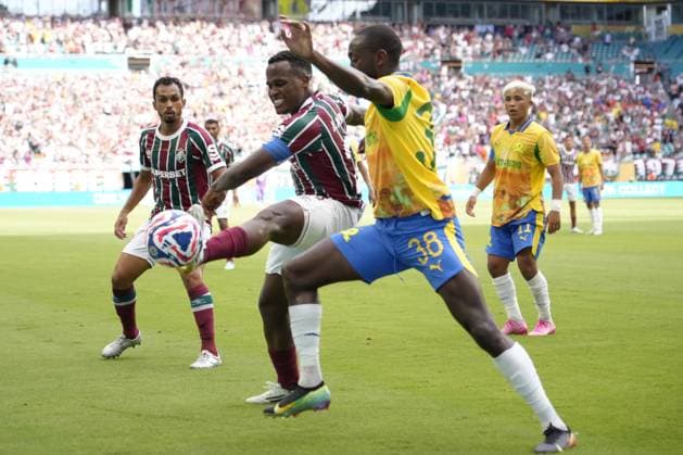 Mamelodi Sundowns v Fluminense - FIFA Club World Cup 2025 MIAMI GARDENS, FLORIDA - JUNE 25: Jhon Arias right winger of Fluminense and Colombia and Peter Shalulile centre-forward of Mamelodi Sundowns and Namibia compete for the ball during the FIFA Club World Cup 2025 group F match between Mamelodi Sundowns FC and Fluminense FC at Hard Rock Stadium on June 25, 2025 in Miami Gardens, Florida. Jose Hernandez Anadolu Florida United States. Editorial use only. Please get in touch for any other usage.  Copyright: x2025xAnadoluxJosexHernandezx