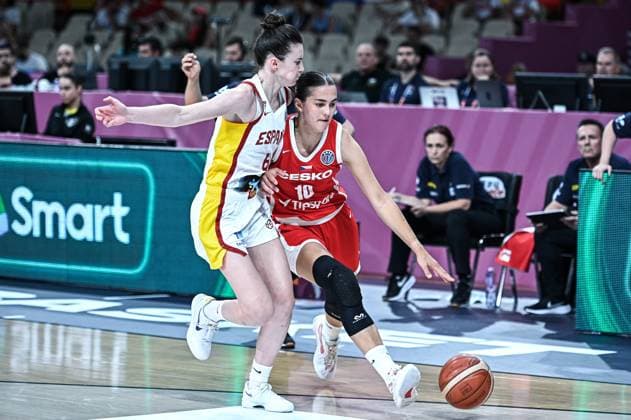 June 25, 2025, Piraeus, Piraeus, Greece: 10 ELISKA HAMZOVA .of Czechia competes with 6 AINA AYUSO of Spain during the WomenÃ¢â‚¬â ¢s Eurobasket Quarter Finals, match between Spain and Czechia at Peace & Friendship Stadium on June 25, 2025, in Piraeus, Greece. Piraeus Greece - ZUMAk160 20250625_zip_k160_035 Copyright: xStefanosxKyriazisx