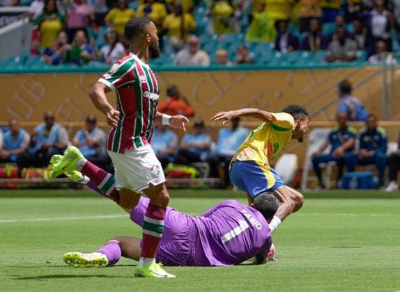 RECORD DATE NOT STATED Match between mamelodi sundowns and fluminense Miami(fl), 06 25 2025 -soccer mamelodi sundowns fluminese- fluminense player samuel xavier and goalkeeper fabio during a match between mamelodi sundowns and fluminense, valid for the club world cup held at the hard rock stadium, in the city of miami in florida this wednesday, june 25, 2025. (Foto: Briant Mendez Thenews2 imago images) SPO  Copyright: xBriantxmendezx
