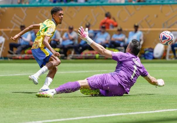 RECORD DATE NOT STATED Match between mamelodi sundowns and fluminense Miami(fl), 06 25 2025 -football mamelodi sundowns fluminese- goalkeeper fabio during the match between mamelodi sundowns and fluminense, valid for the club world cup held at the hard rock stadium, in the city of miami in florida this wednesday, june 25, 2025. (Foto: Briant Mendez Thenews2 imago images) SPO  Copyright: xBriantxmendezx